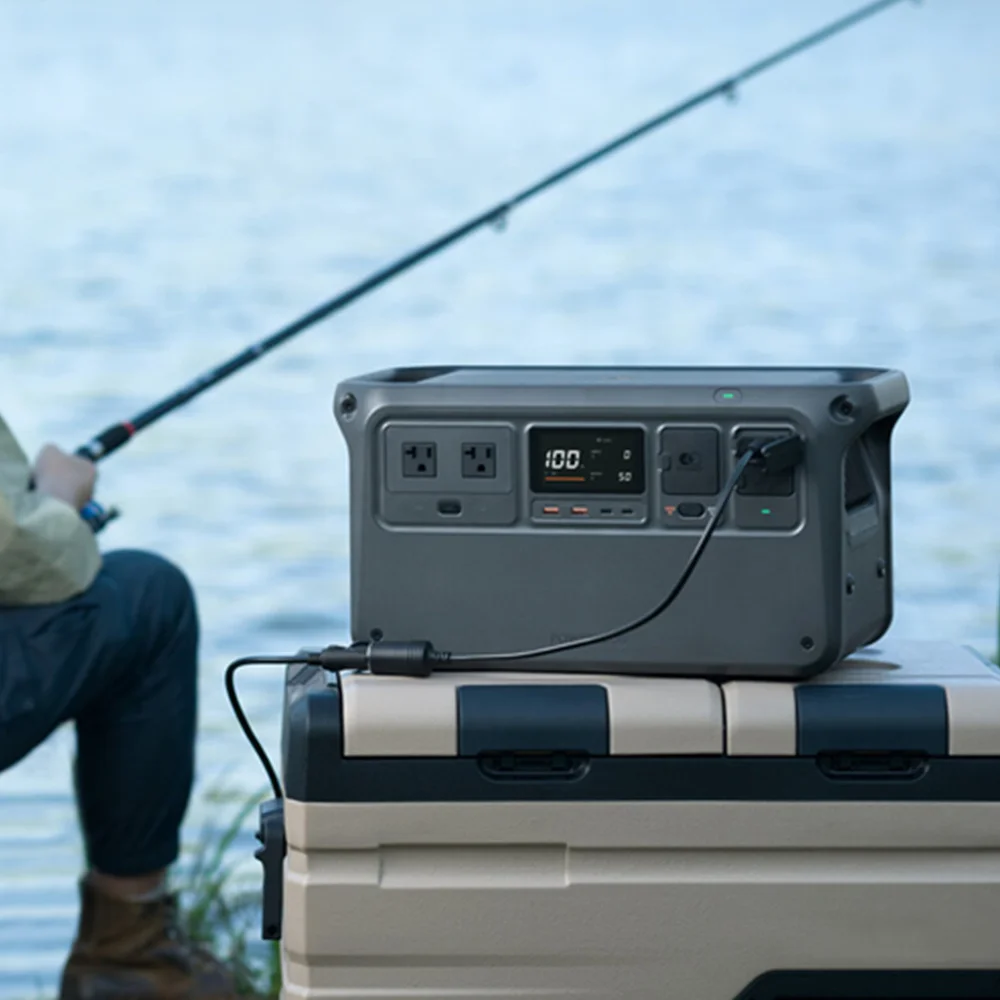 Câble DJI Power SDC vers prise voiture 12V déroulé, montrant sa longueur et sa flexibilité.