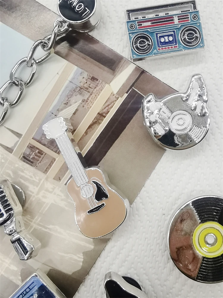 8PCS Punk Rock Musik Schuh Charms DIY Kette Dekorationen Retro Gitarre Clogs Schuhe Schnallen Zubehör Lautsprecher Schuh Clips Ornamente – Detail 4
