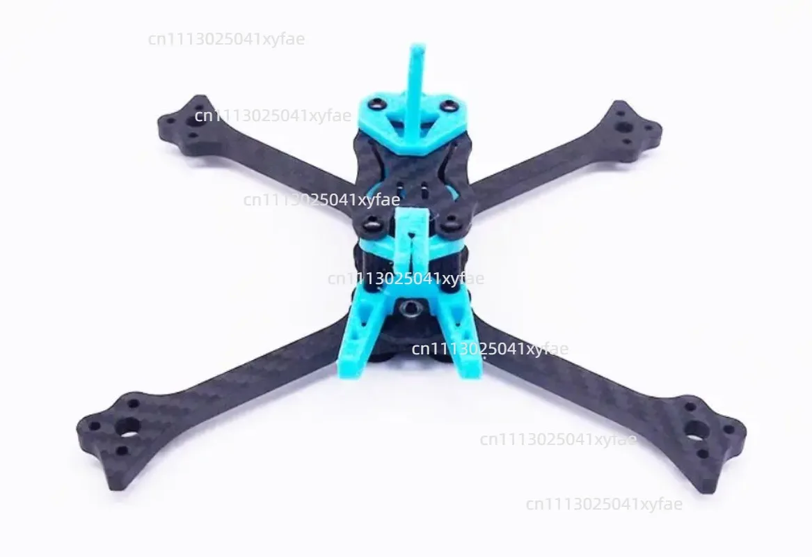 Vue du dessous du kit cadre drone course 5 pouces, avec découpes pour câblage et renforts en carbone.