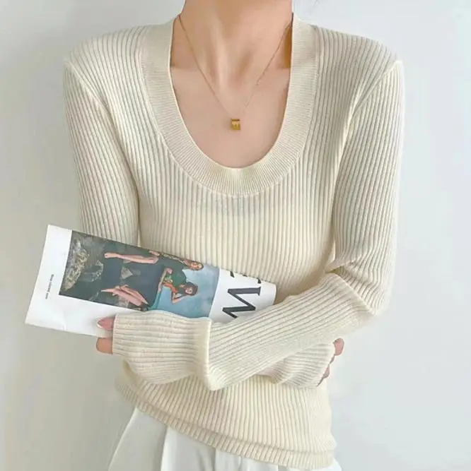

Knitted women's U-neck long sleeved top
