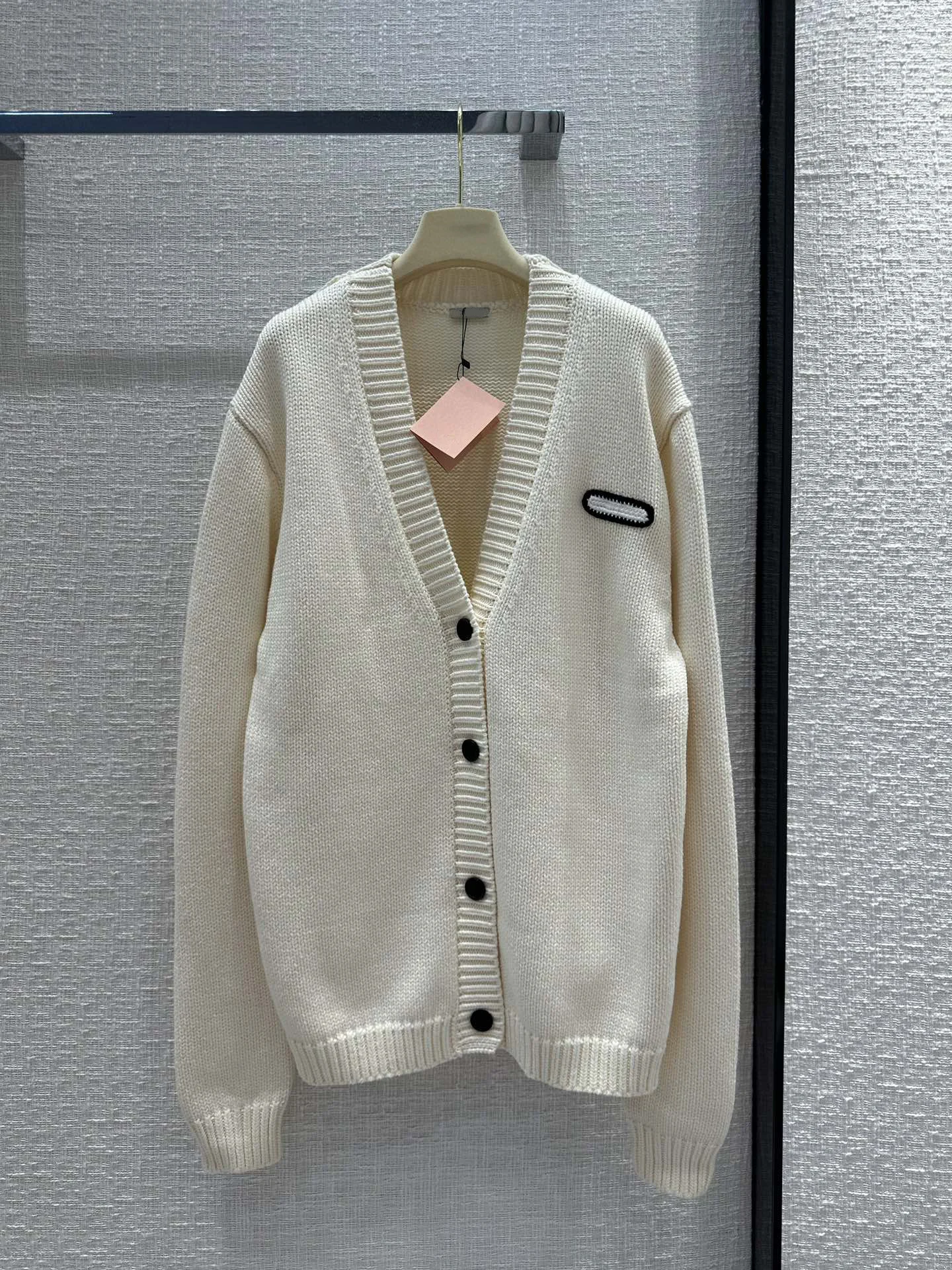 

Preppy style V-neck milk white wool cardigan, designed for young girl wind age reduction gentle breath719