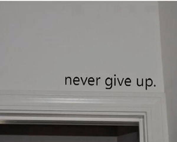 Never Give Up Art Wall Stickers Decorazione Della Casa Vinile Inspirational Quote Decal Over The Door Stickers Spedizione Gratuita