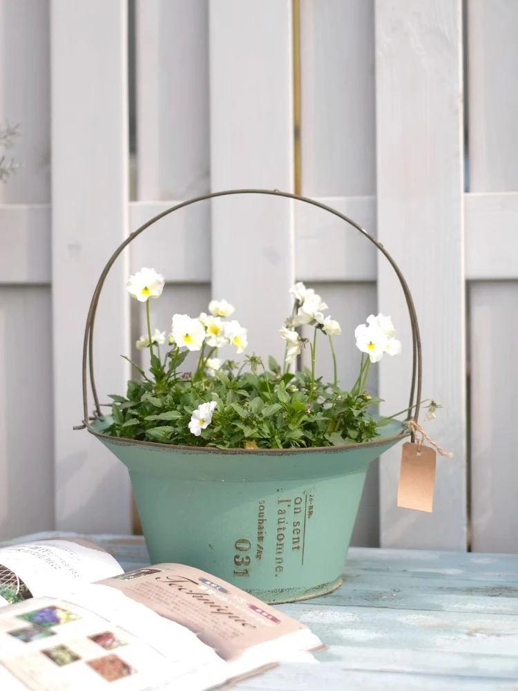 

Retro Style Home Furnishings Garden Flower Pot Decorate Handle White Ironwork Flower Basket Plant Balcony Courtyard Ornaments