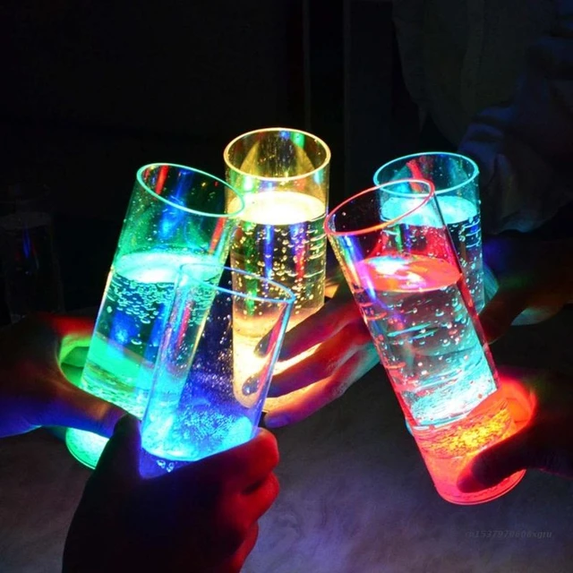 2 Blinkende Wasser Aktiviert LED Glas Leuchtende Flüssigkeit Becher Party  Tasse