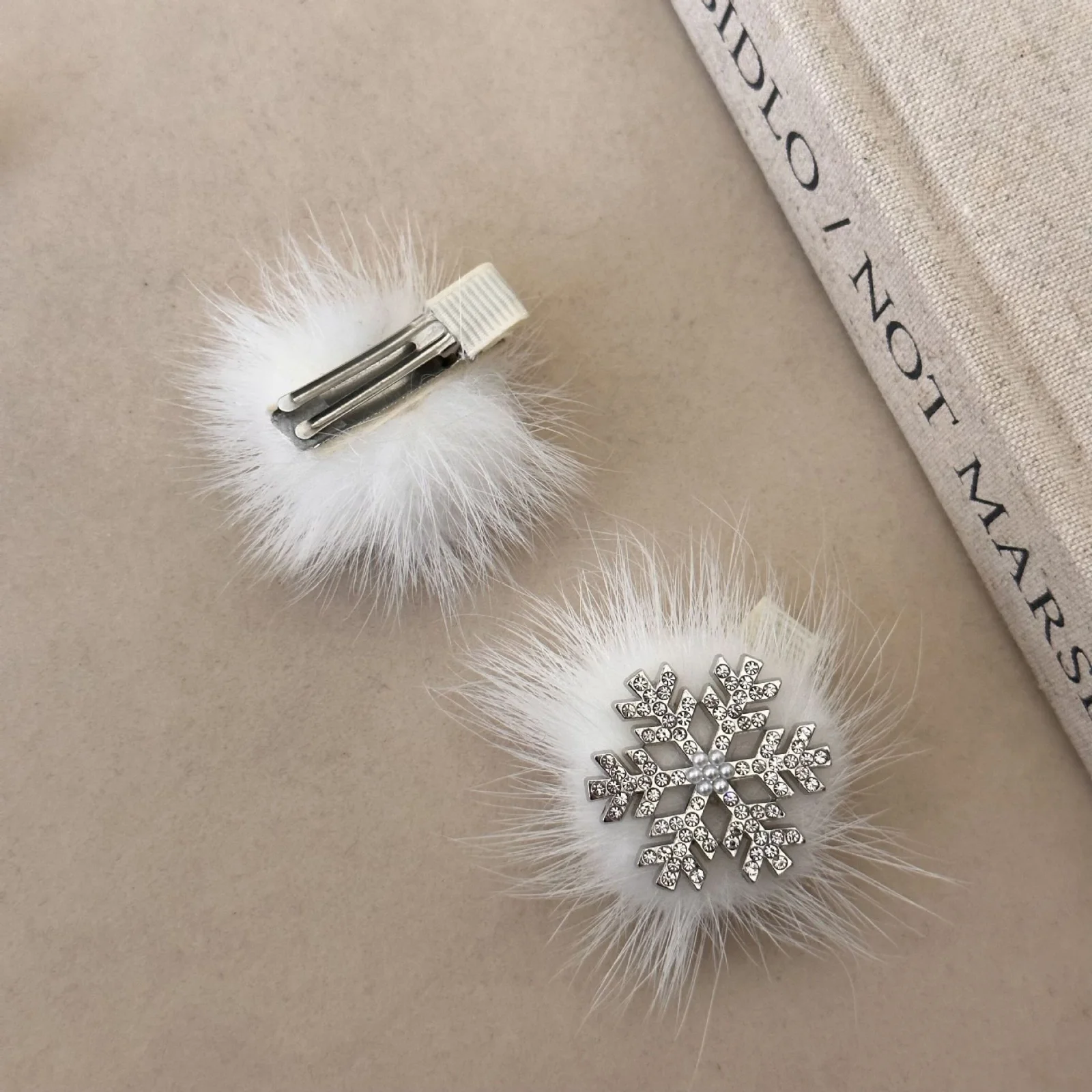 1PC Winter Snowflake Fuzzy Hair Clip, Autumn Winter Plush Rhinestone Hair Accessory, White Fluffy Hair Barrette For Women
