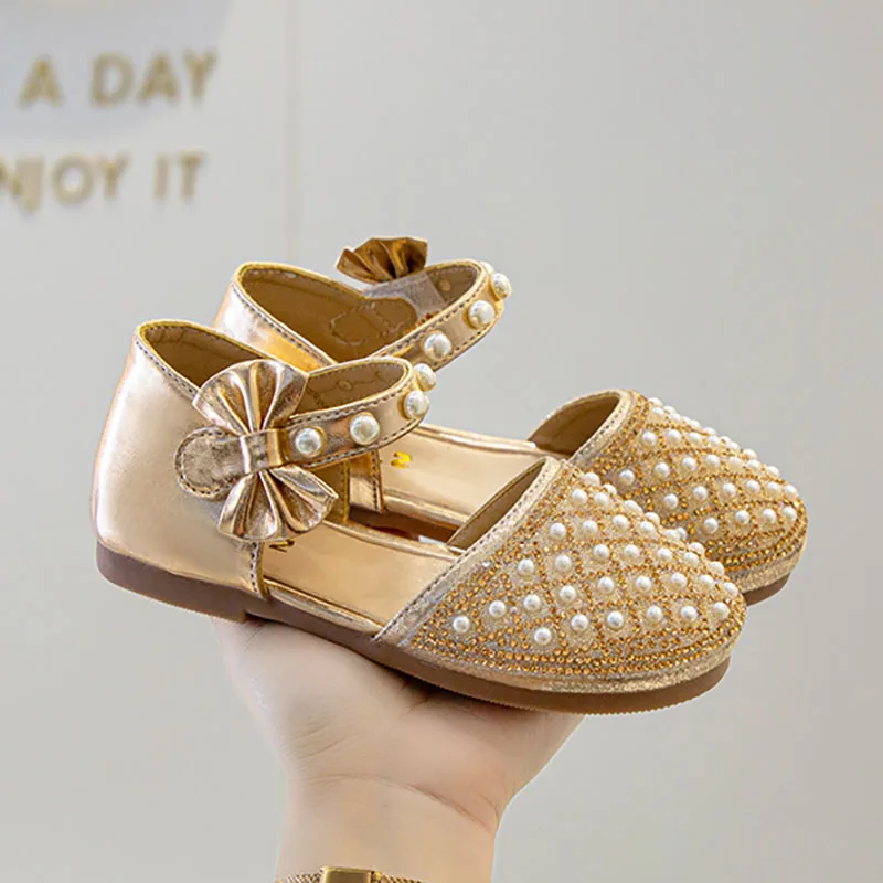 

Сандалии с жемчугом для девочек, босоножки принцессы с ремешком на щиколотке, обувь с золотой задней частью и бантом, Серебристые свадебные туфли, Детские босоножки с закрытым носком, лето 222R