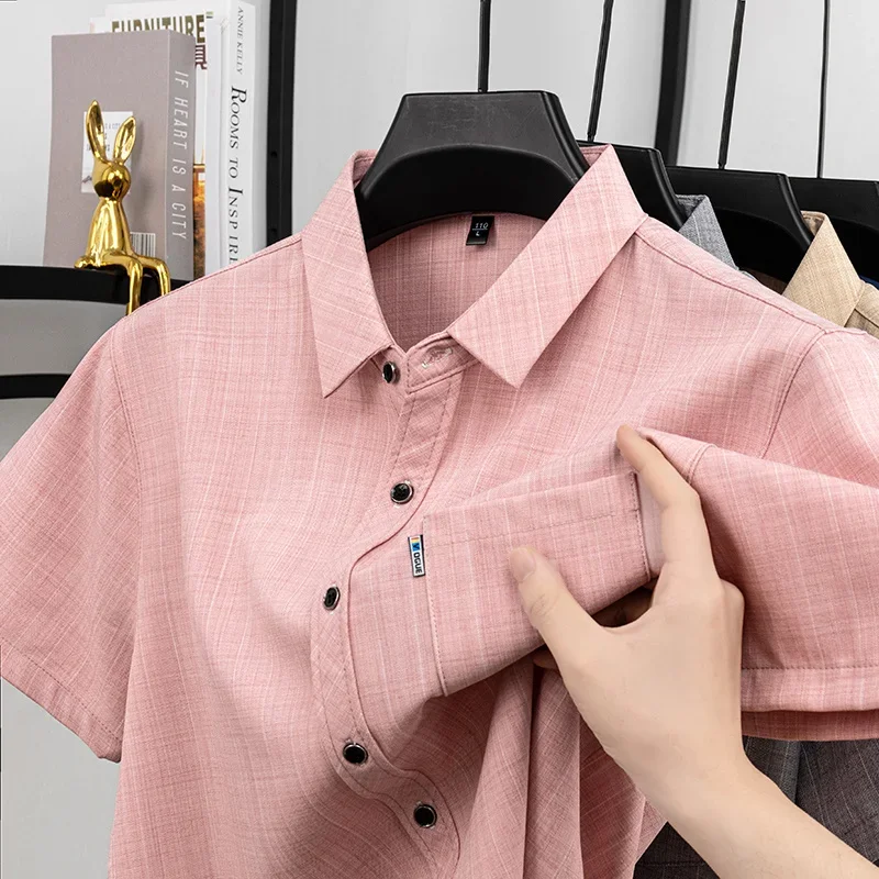 Polo casual da uomo in lino effetto scozzese a maniche corte, morbide e traspiranti, con taschino sul petto. - immagine 5
