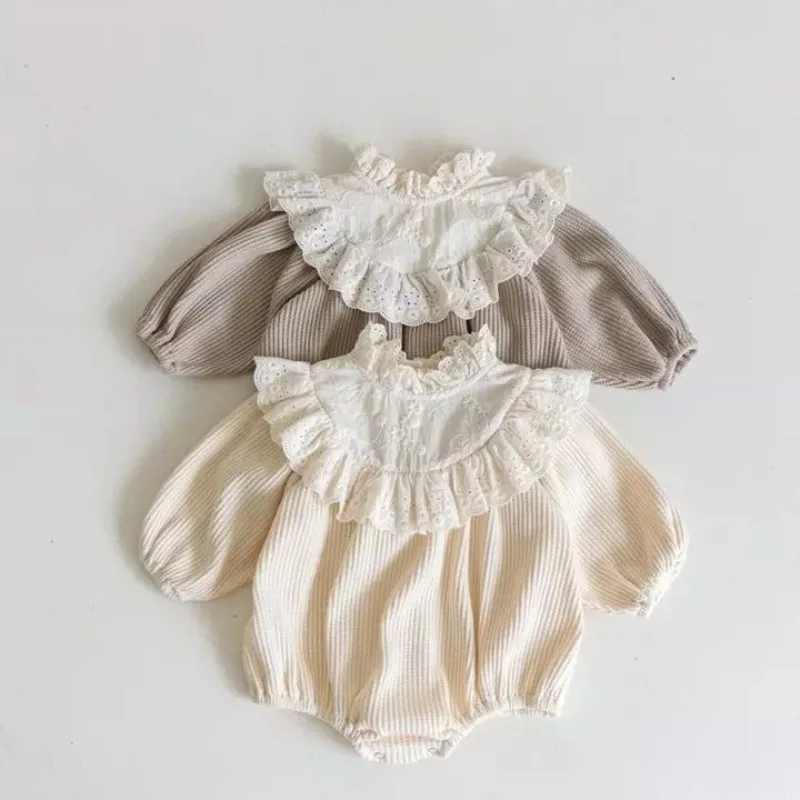

2023 Autumn Baby Lace Rompers Princess Turtleneck Waffle Lovely Newborns Girls Bodysuits Long Sleeves Infant Vintage One-Pieces