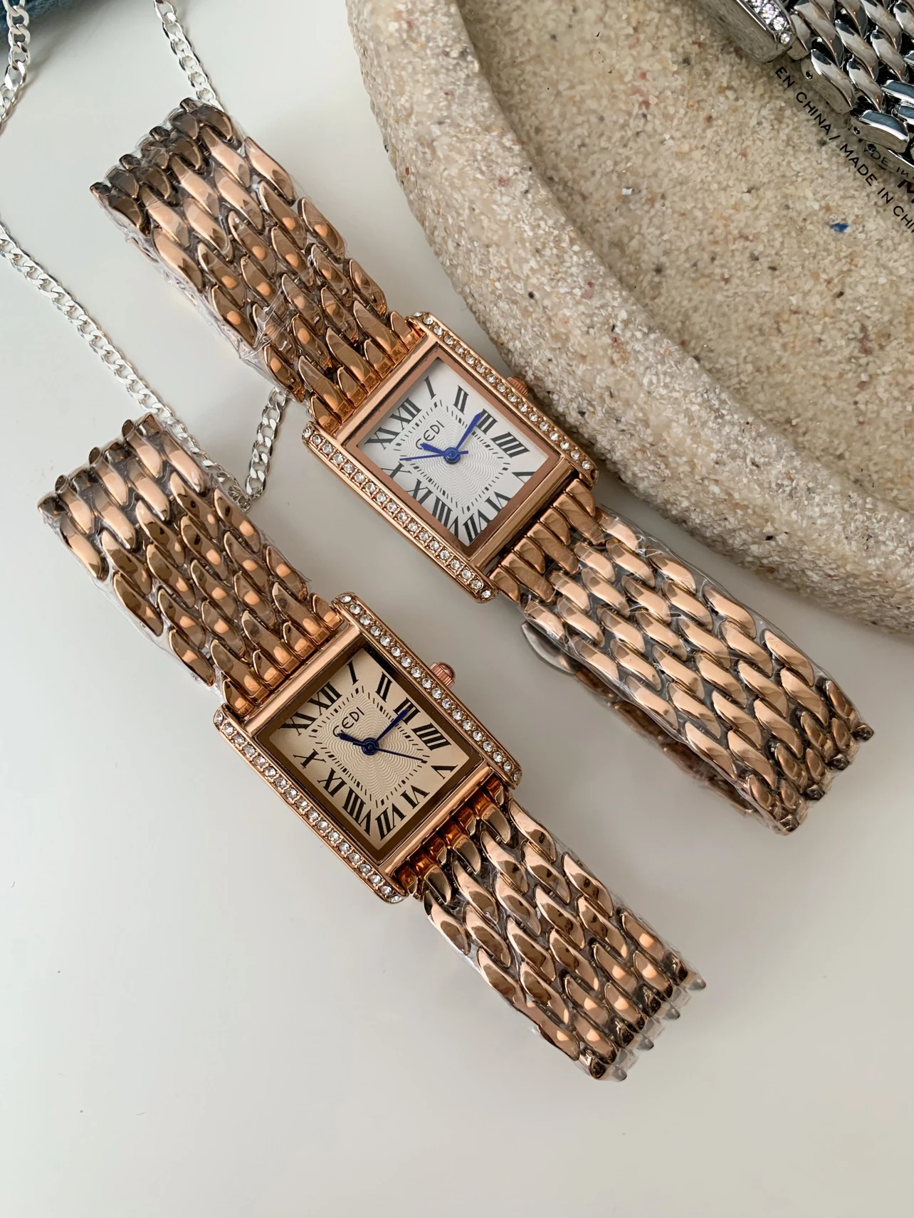 Free shippings Fashion Personality Temperament Niche steel strap quartz watch For women's girl watch  Jewelry accessories
