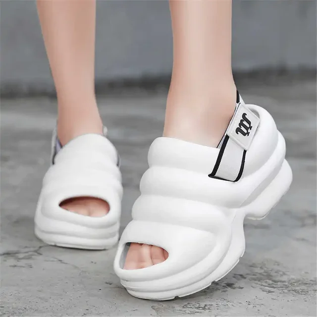 여름에 스타일리시하고 편안한 발걸음을 위한 라운드 노즈 하이힐 여성 신발