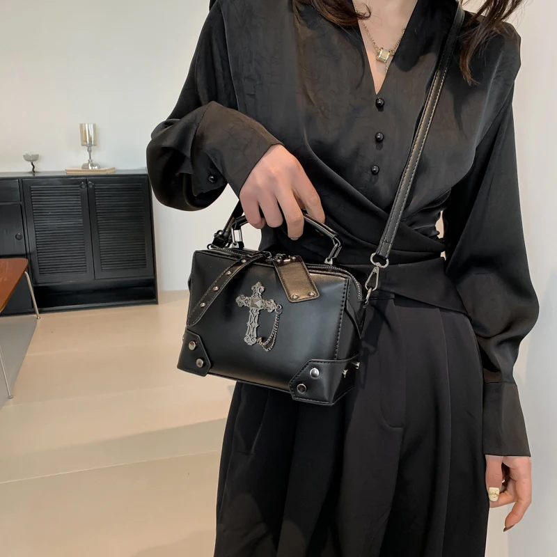 PU Leather Small Shoulder Bag Handbag Gothic Punk Skull Crosses Chain Crossbody Bag Purse with Top Handle for Daily Use