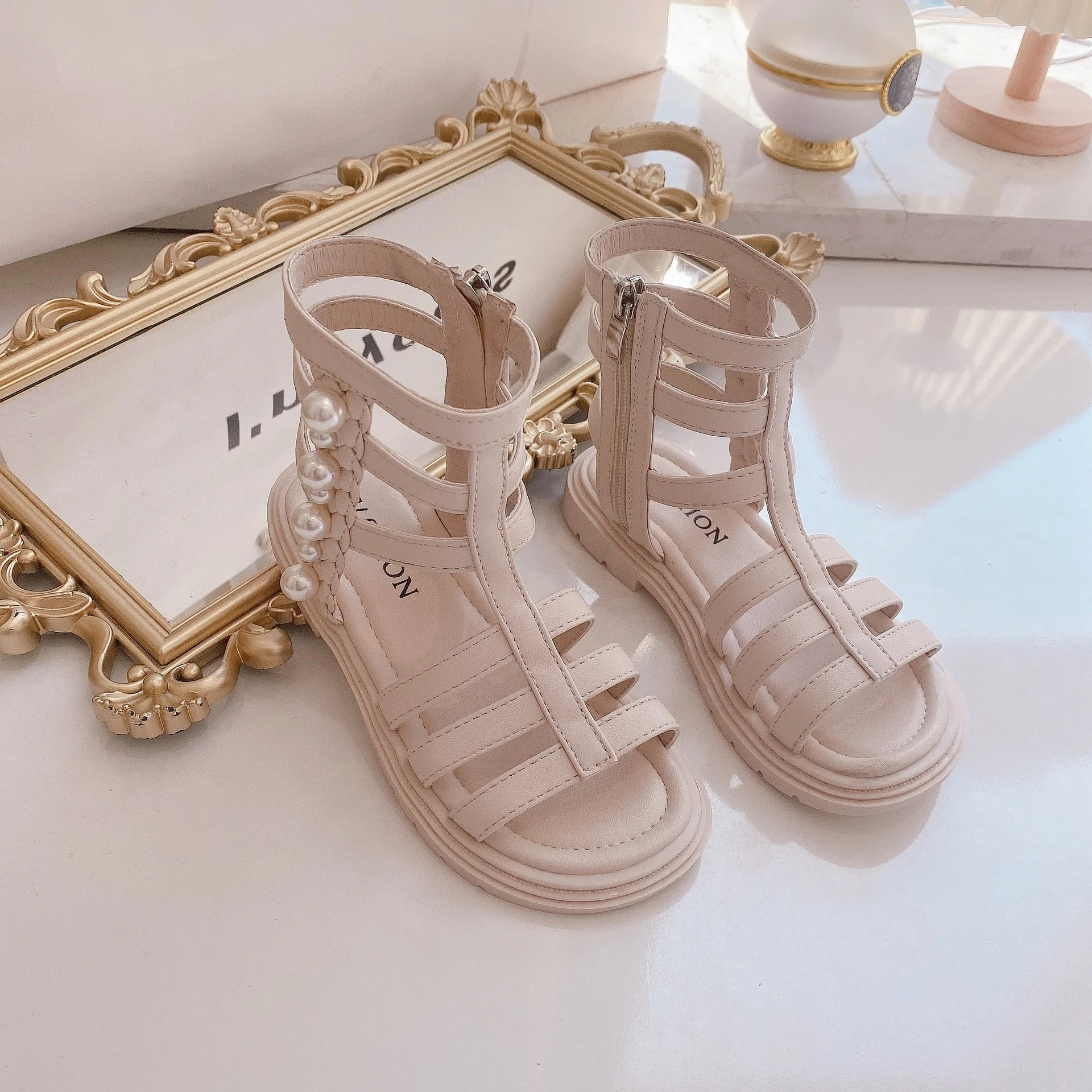 

Новинка лета 2022, сандалии в римском стиле с жемчугом для девочек среднего возраста и детей старшего возраста, детсветильник кие кроссовки, обувь для девочек