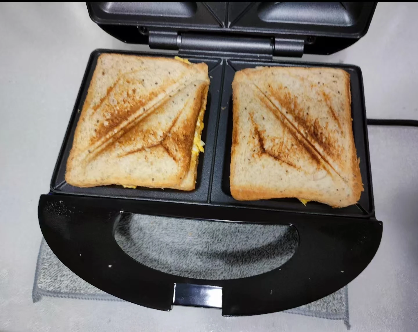 Home Small Waffle Mini Children's Breakfast Fast Heating Fat Reduction Healthy Electric Sandwich Maker
