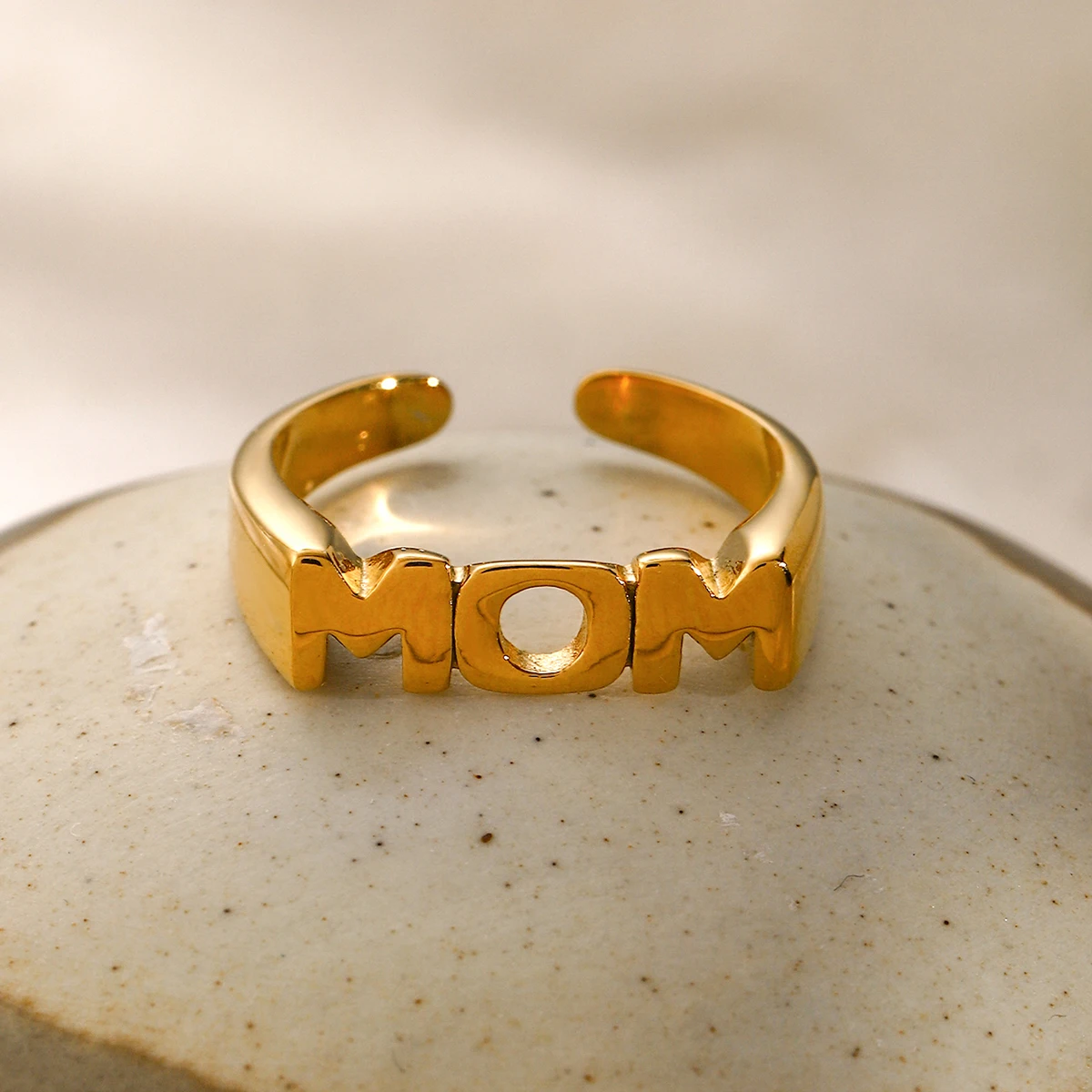 Youthay 편지 MOM 성명 캐스트 가족 편지 반지, 스테인레스 스틸 질감, 골드 컬러, 매력적인 쥬얼리, 18k PVD 도금