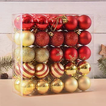 Laat je kerstboom stralen met deze luxe set van 50 rode en gouden kerstballen. De mix van matte, glanzende en glitterafwerkingen geeft direct een warme, feestelijke sfeer in huis. Dankzij het onbreekbare materiaal zijn de ballen ideaal voor gezinnen met kinderen of huisdieren en gaan ze jaar na jaar mee. Gebruik ze in de boom, in een krans of als eyecatcher in een schaal voor een klassieke, maar toch chique kerstlook.