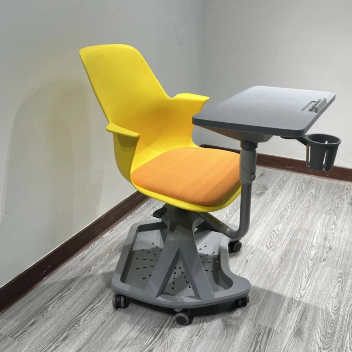 Silla de plástico Pp para estudiantes, muebles ajustables, ruedas de entrenamiento, almohadilla de escritura, Reunión, conferencia, área escolar