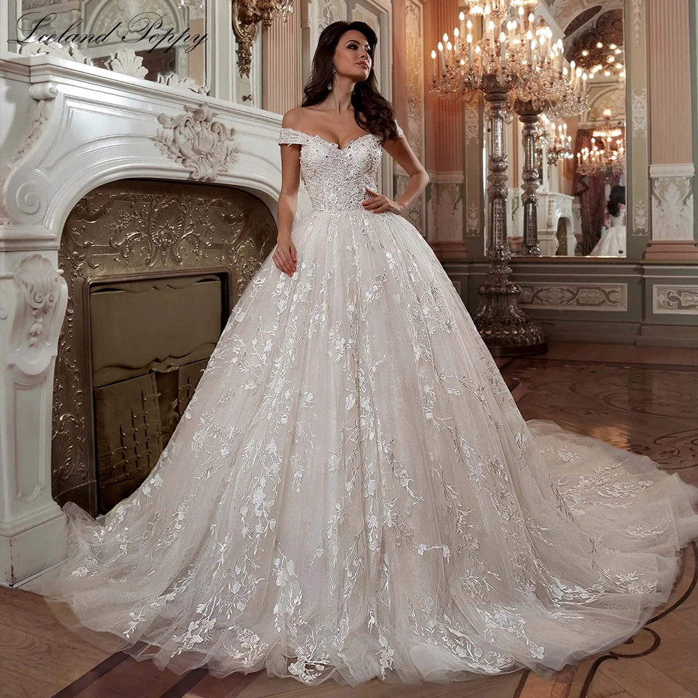 

Lceland Poppy Boat Neck A Line Lace Appliques Wedding Dresses Elegant Off the Shoulder Sleeveless Bridal Gowns with Chapel Train