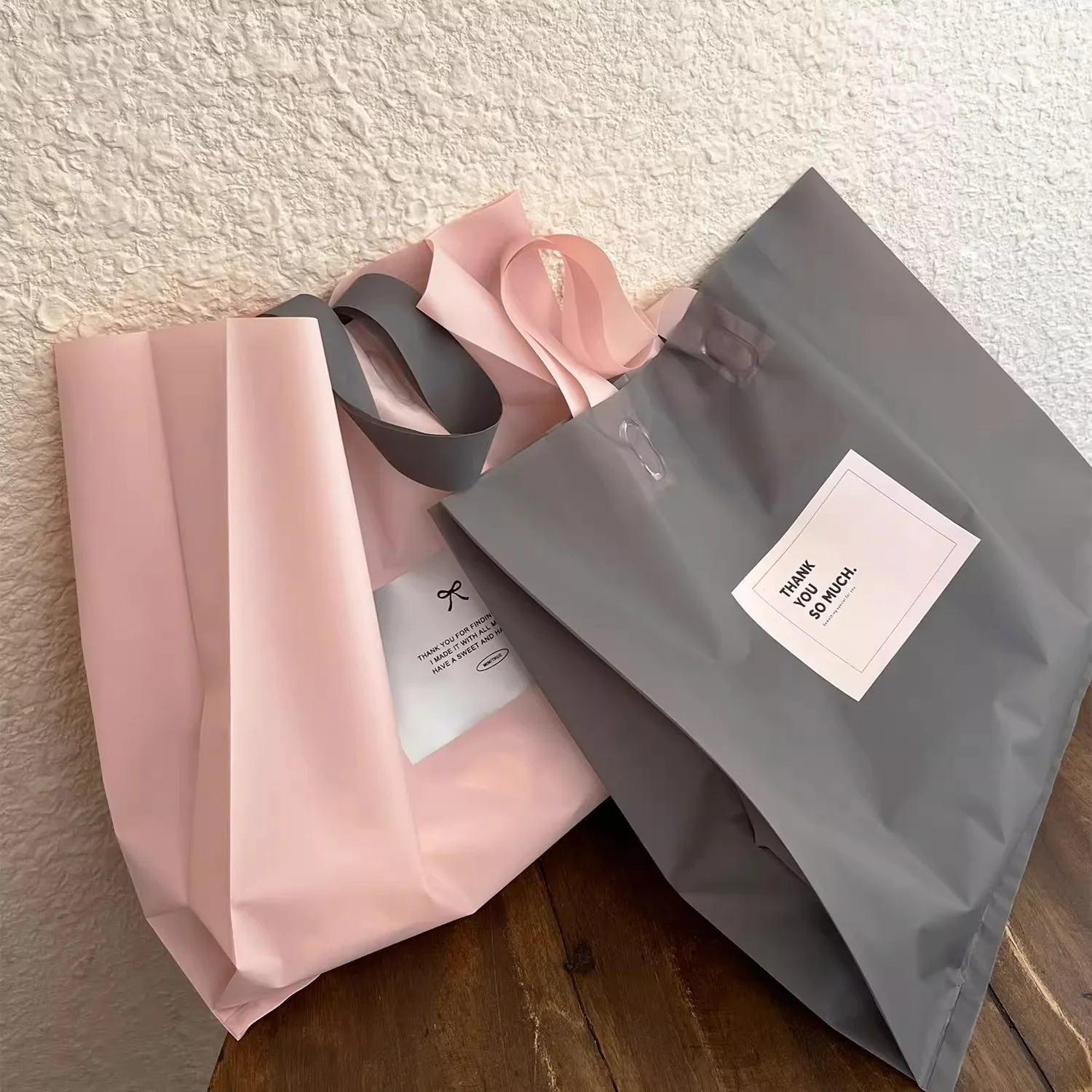 StoBag 핑크 프로스트 플라스틱 쇼핑백, 토트 숄더 의류 선물 패키지 파우치 핸드백, 휴대용 맞춤형 로고, 추가 요금, 50 개
