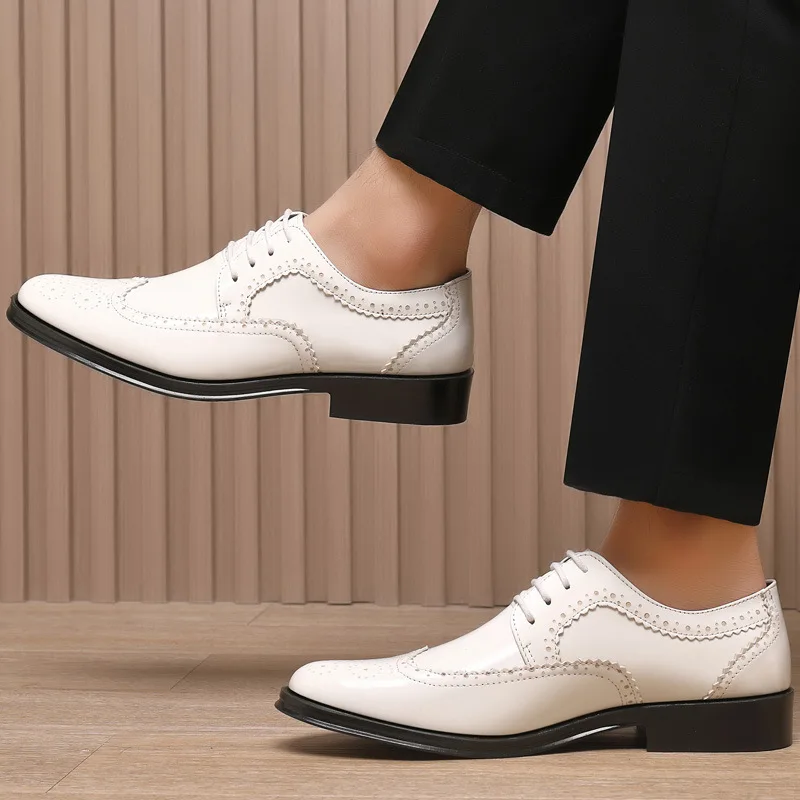 Mens Brogue Shoes Fashion British Style Men Carved Block Dress Shoes Patent Leather Shoes Casual Business New Shiny Formal Men Lace-Up