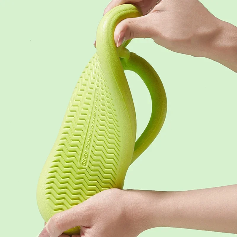 Lebendige Farboptionen, darunter rosarote und hellgrüne Strandpantoffeln.