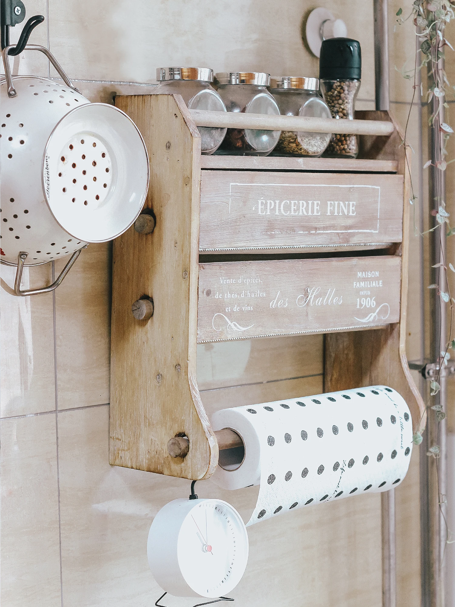 Versatile Wood Kitchen Organizer: Spice Rack, Paper Towel Holder, Wrap Cutter, Aluminum Foil and Film Dispenser With French Text