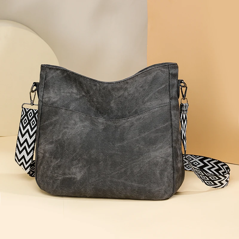 The women's single-shoulder crossbody bag is crafted from premium fabric and refined craftsmanship, featuring a minimalist and s