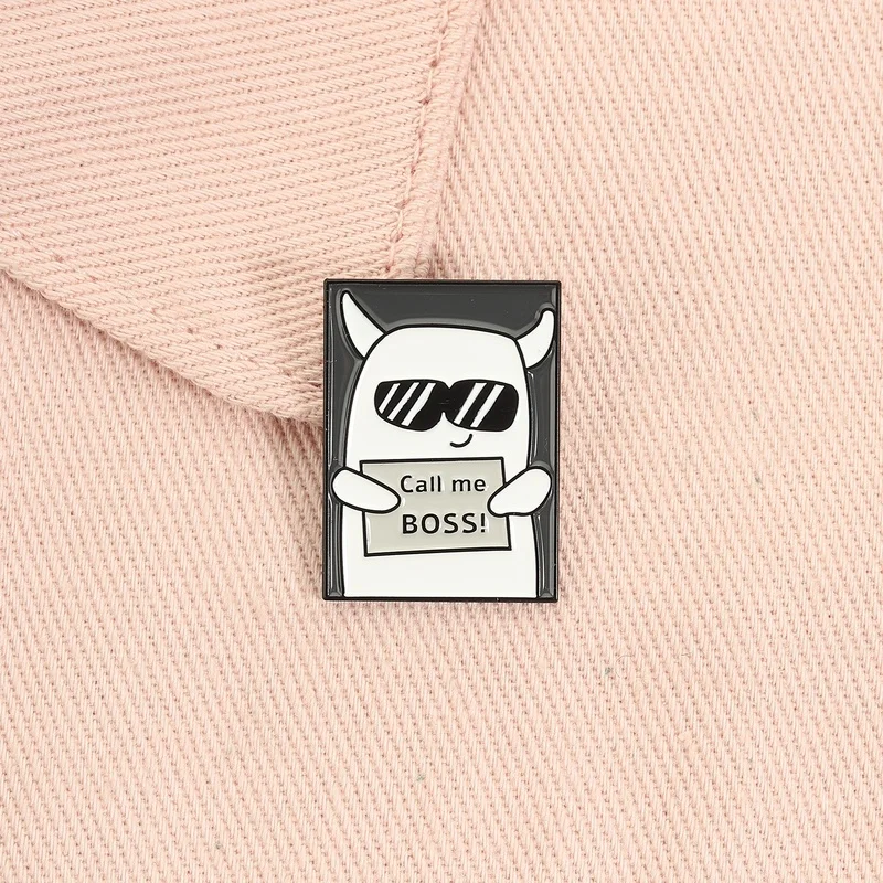 Call Me Boss Little Devil Emaille-Anstecknadel – Coole Teufel-Brosche mit Sonnenbrille für Taschen und Revers – Modischer Schmuck als Geschenk für Büroangestellte – Detail 5