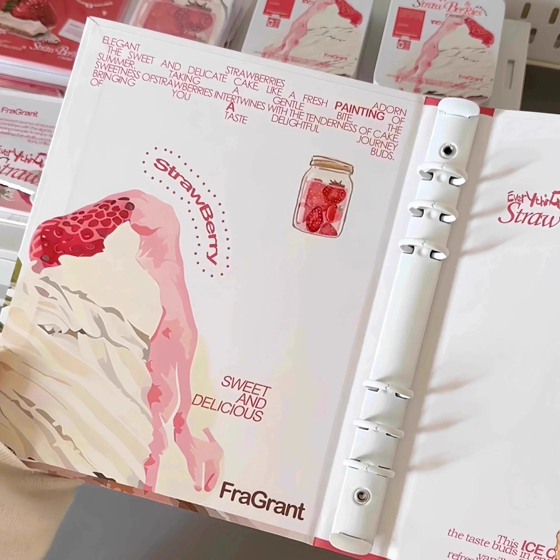 Süßes Erdbeer-A5 4-Fächer Ringbuch Hardcover Kartenalbum K-Pop Idol 3-Zoll Loseblatt Fotokarten-Aufbewahrungsbuch – Detail 4