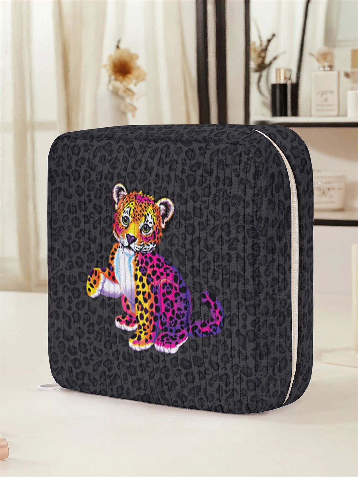 Cheetah pattern printed sanitary napkin storage bag, women's lightweight tissue bag, sanitary tissue bag