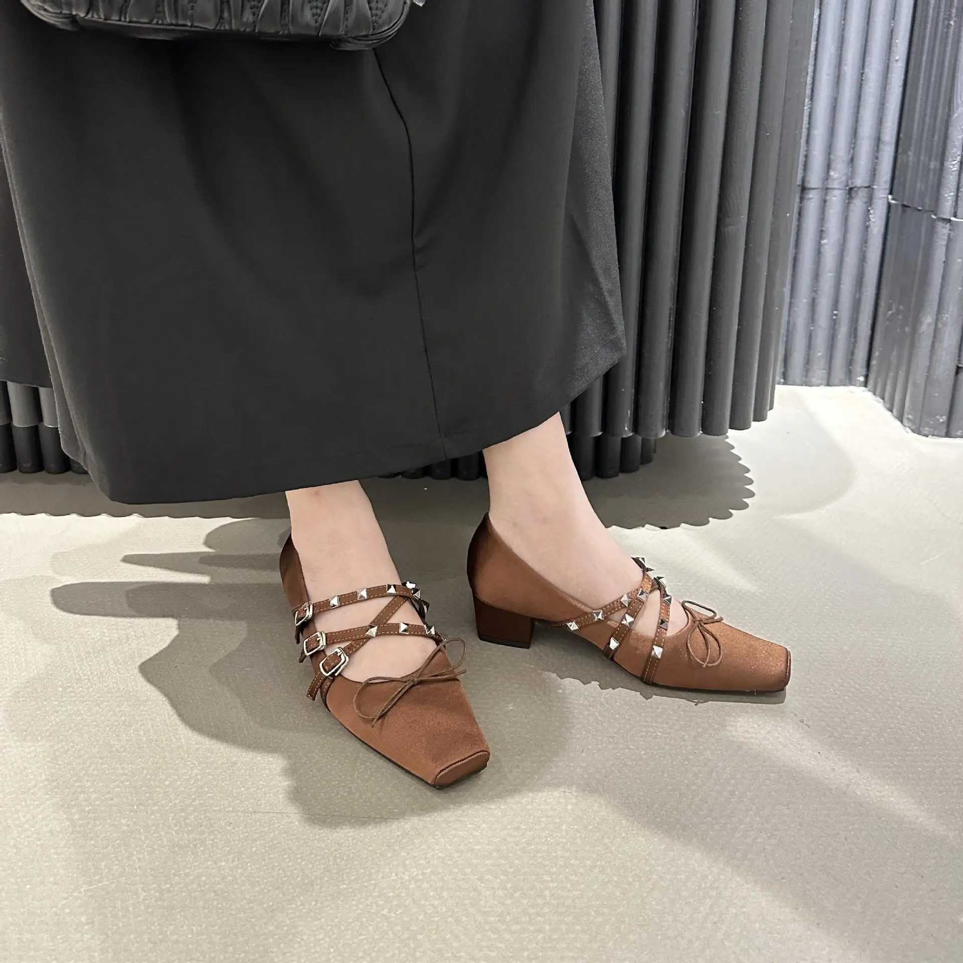 

Shoes Woman Comfortable And Elegant Rivets Studs Riband Modis Square Toe Shallow Mouth Clogs Platform Low Heels Casual Female Sn