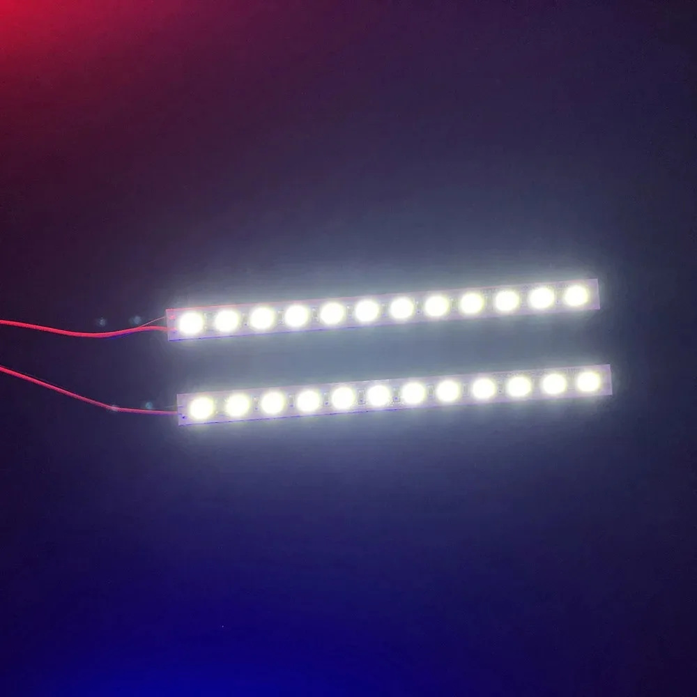 Sous différents angles, le châssis LED aluminium pour voiture RC drift 1/10 1/8 met en valeur ses feux éblouissants