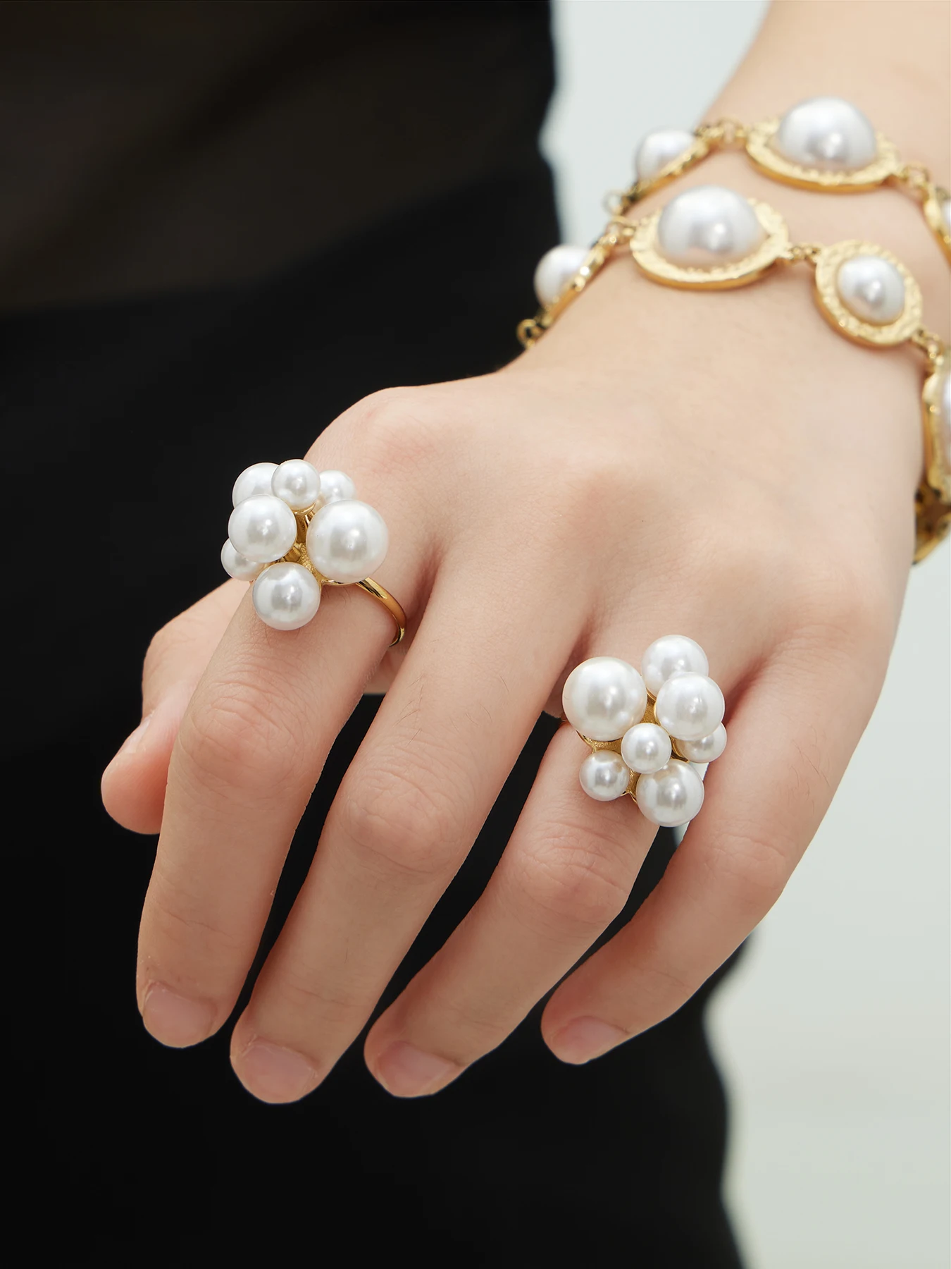 Stilvolle, einzigartige Imitationsperlen-Charm-Ringe und Armbänder für Damen, goldfarben, Edelstahlkette, Hochzeitsbankett-Schmuckset, Geschenk. – Detail 1