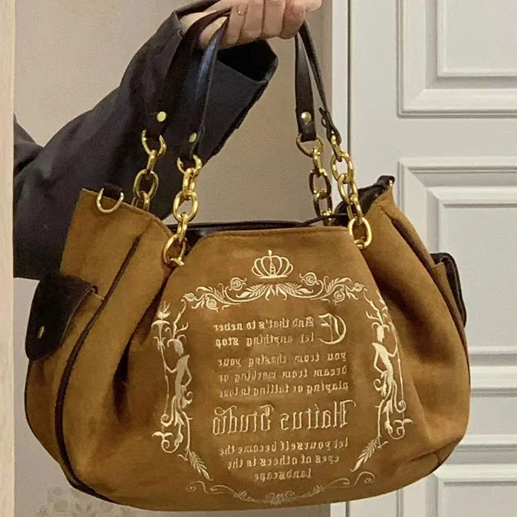 حقيبة حمل نسائية مطرزة بحروف، تتميز بسعة كبيرة وتص...