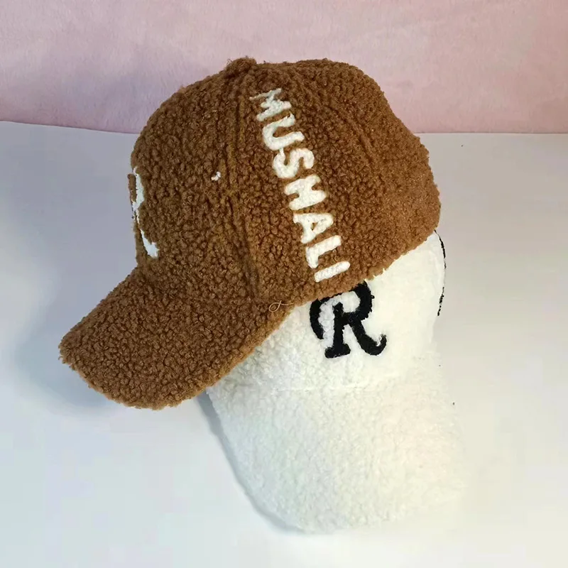 Berretti da baseball da uomo e da donna in lana d'agnello autunno e inverno caldi lettere in stile straniero stile carino versione coreana berretto da pendolare casual all'ingrosso_voghion.com