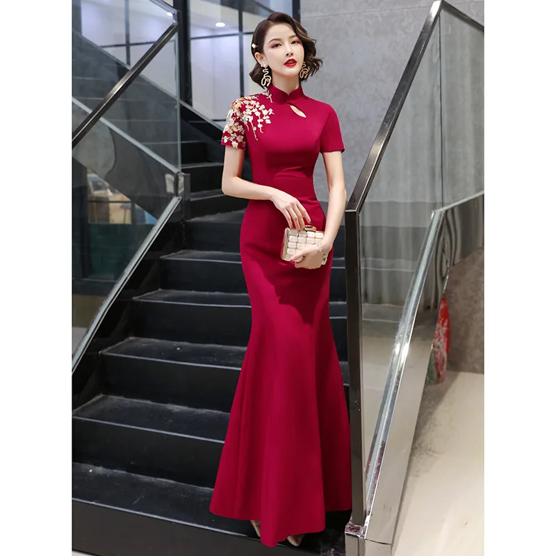チャイナスタイルのウェディングドレス刺繍された中国風の赤いドレス地面の長さ魚のしっぽ丸い襟