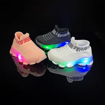 Calzini e scarpe sportive in tessuto volante per ragazzi e ragazze con luci a LED, nuove scarpe estive per bambini traspiranti ed elastiche 1