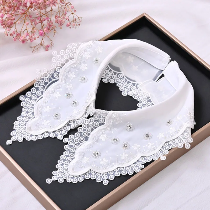 Col Fantaisie Perles Et Strass Blanc - Avec Dentelle Et Fermoir Métal - Neuf Avec étiquettes