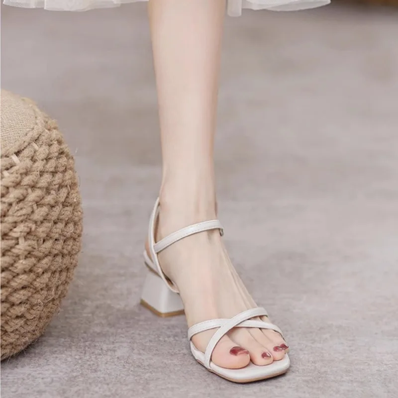 صندل نسائي أنيق بحزام رفيع