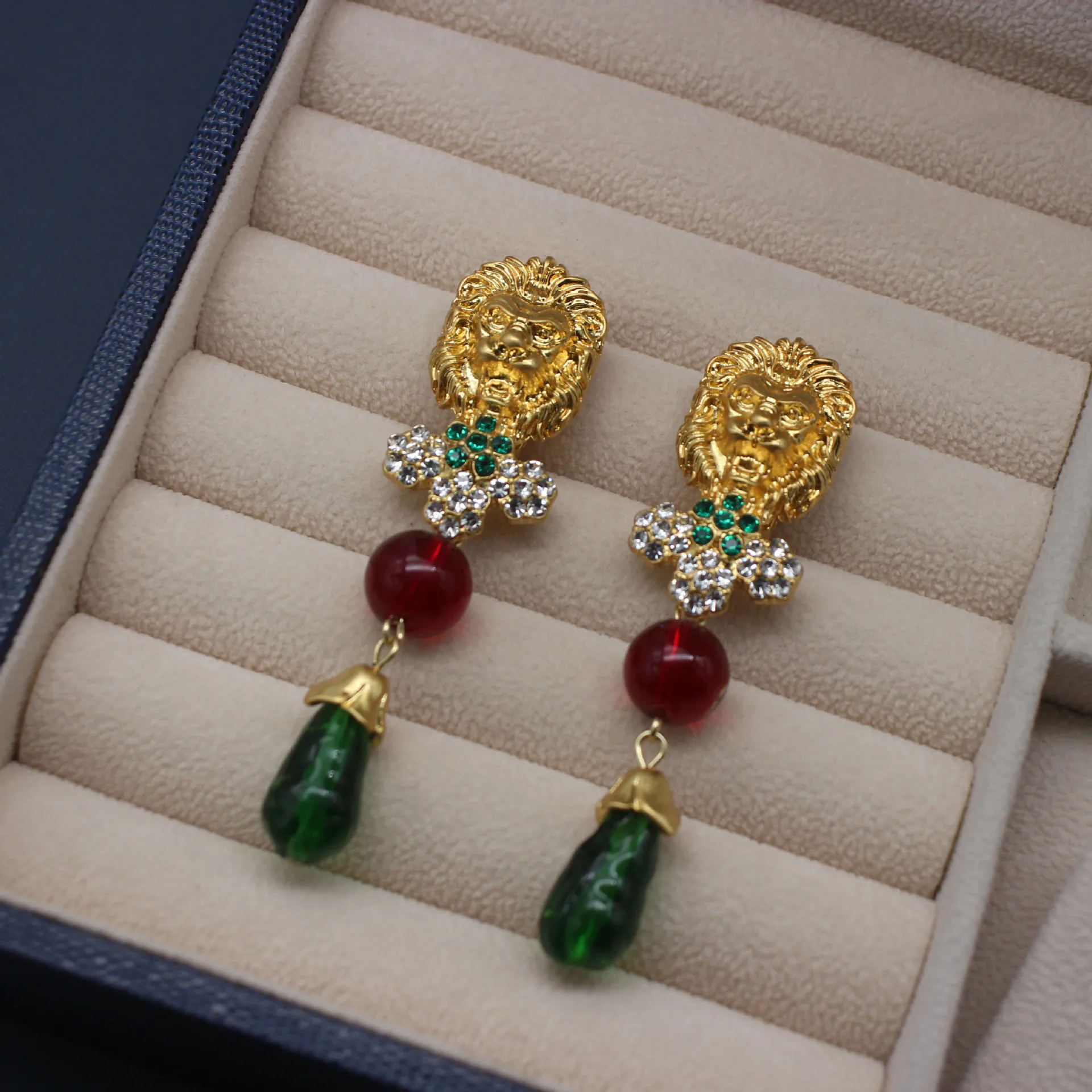 European Palace Baroque Pearl Angel Ear Clip