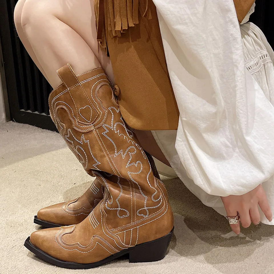 女性のための刺繍ウエスタンカウボーイブーツレザーポインテッドトゥロー蹄ヒールスリップオンミッドカーフシューズ ウエスタンブーツ ミッドカーフ  レディース カウボーイブーツ 乗馬靴 刺繍シューズ ポインテッドトゥ ブーツ ローヒール ハイブーツ 太ヒール 秋冬 ..., image size:960x960