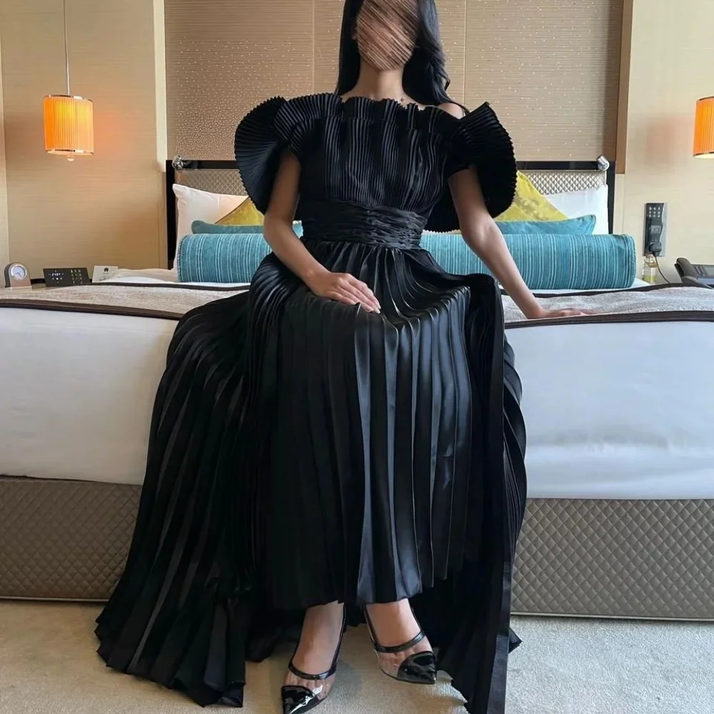 

Вечернее платье в пол, с открытыми плечами и складками