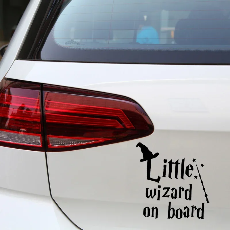 

Маленький волшебник на борту, заднее лобовое стекло, автомобильные наклейки, виниловые наклейки 17,8 см * 17,5 см