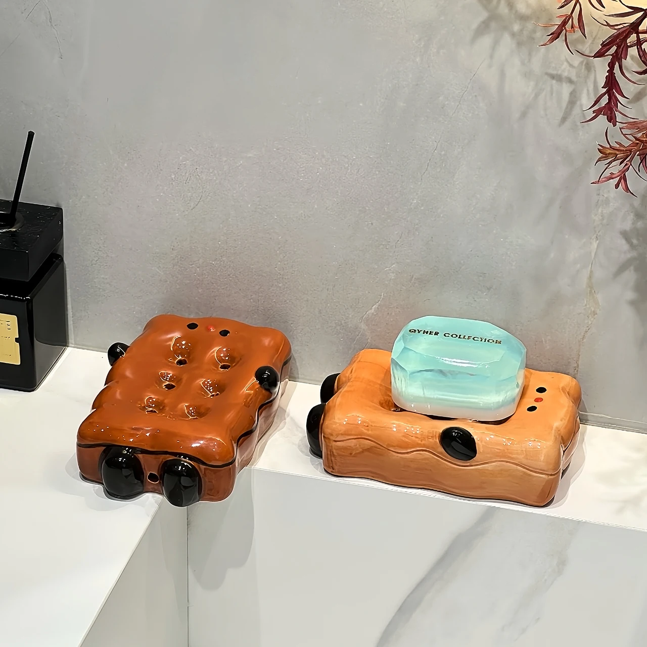 Ceramic Cute Cartoon Biscuit Shaped Soap Dish Storage Rack, Home Bathroom Supplies Creative Light Luxury Drain, No Punching, 1Pc