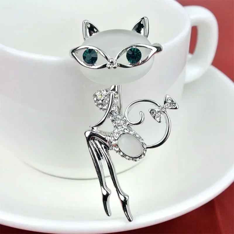 Fashion Rhinestone Wear Glasses Cute Cat Brooches Pins Wedding Accessories Enamel Pin Clothes Decoration Accessories Gifts