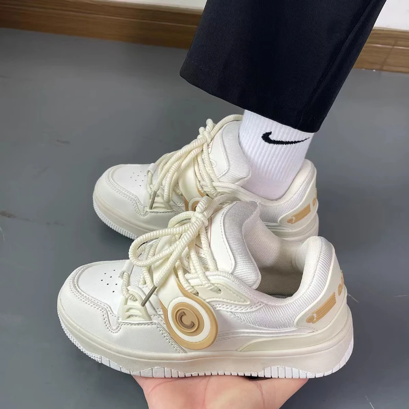 Рисунок 4 - Мужские кроссовки на шнуровке