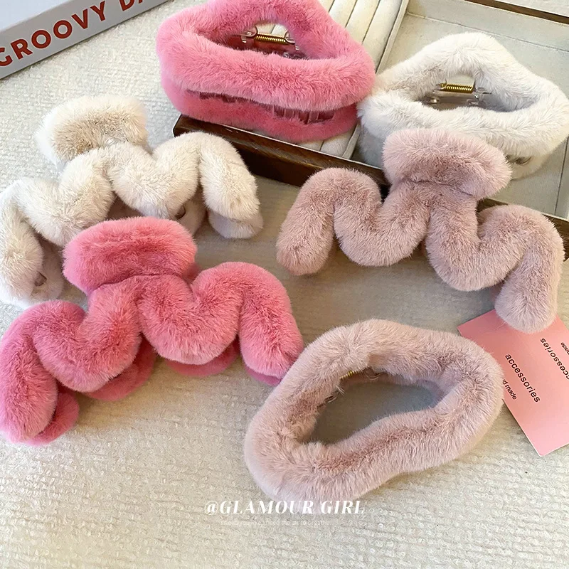 

2023 Winter Cute Cloud Plush Hair Clips Hair Claws for Women Sweet Lovely Fur Fluff Cashmere Shark Clip Hair Crabs Large Size