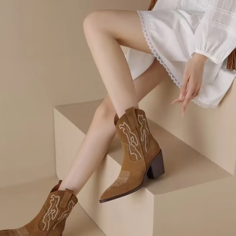 

Женские брендовые сапоги без шнуровки, модные современные сапоги с вышивкой, привлекательная женская обувь до середины икры с острым носком, 2023