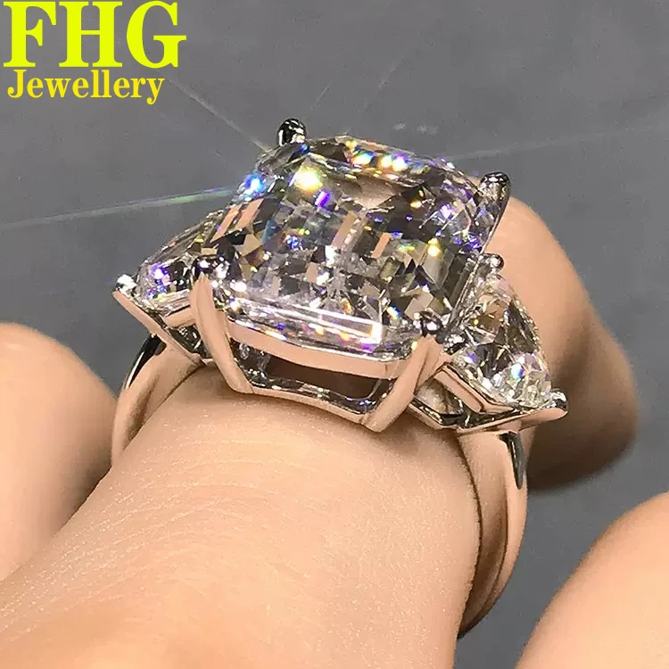 

Женское кольцо из белого золота с муассанитом и изумрудом, 8 карат