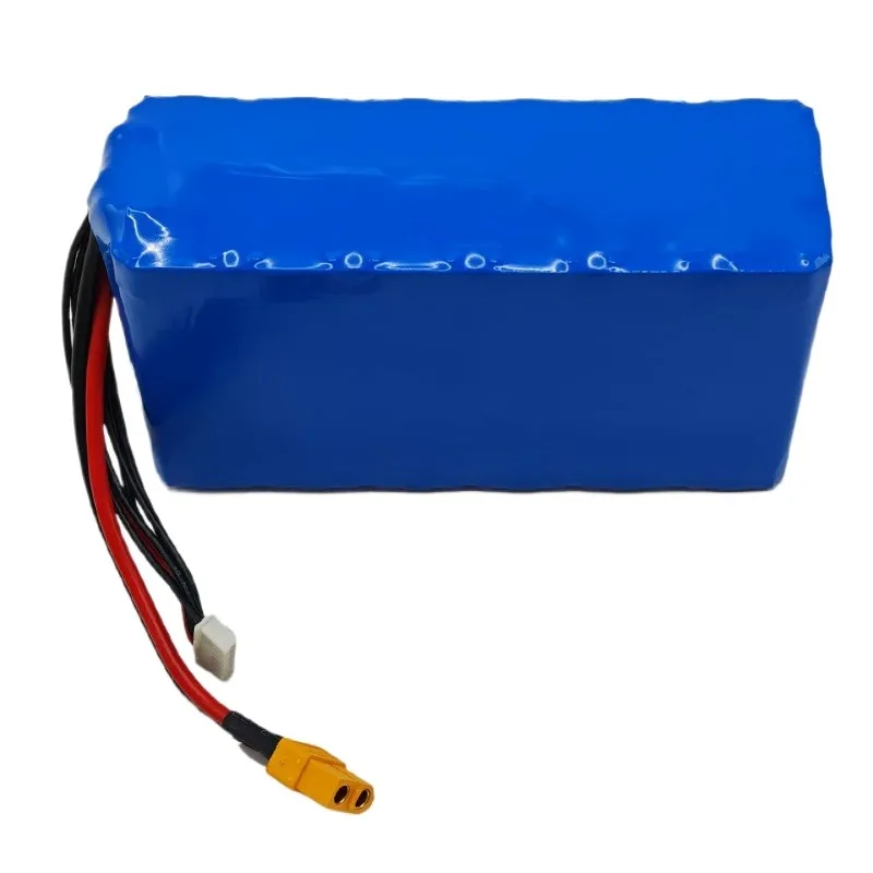 Vue rapprochée du chargeur multiport affichant les voyants LED pour batterie Li-ion 8400mAh 22.2V