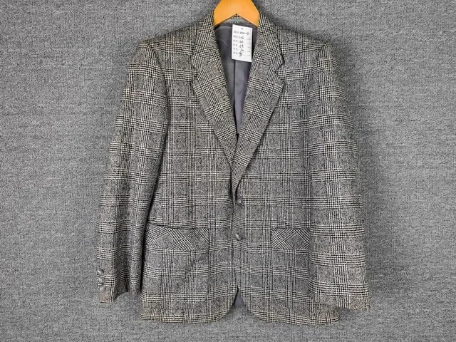 Step into elegance in our men's suit jacket. Exquisite craftsmanship, timeless design, make you stand out 6143